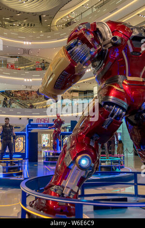 Una statua di Ironman è in mostra presso il 'vendicatori: infinito la guerra" mostra al IAPM shopping mall in Cina a Shanghai, 17 agosto 2015. Con AV Foto Stock