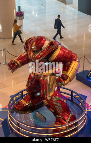 Una statua di Ironman è in mostra presso il 'vendicatori: infinito la guerra" mostra al IAPM shopping mall in Cina a Shanghai, 17 agosto 2015. Con AV Foto Stock