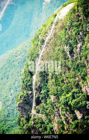 Vista del Guangdong il più alto dal fondo di vetro ponte costruito tra scogliere a Jinzi Montagna in Lianshan Zhuang e Yao contea autonoma, ci Qingyuan Foto Stock