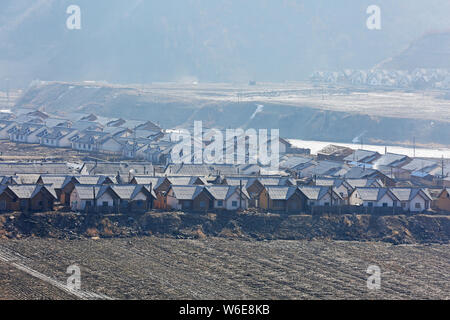 Migliaia di ville costruite per i dipendenti che hanno lavorato presso la miniera di Hyesan, una delle più grandi miniere di argento, sono schierate in provincia Ryanggang, Nord Kor Foto Stock