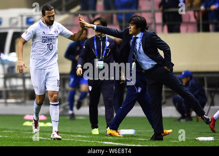 Dejan Damjanovic della Corea del Sud, Suwon Samsung BlueWings FC festeggia con head coach Seo Jung-ha vinto dopo un goal contro la Cina Shanghai Gre Foto Stock