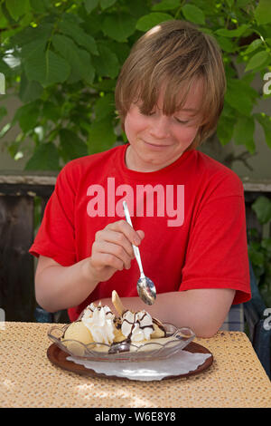 Ragazzo a mangiare il gelato, Bayerisch Eisenstein, Bayerischer Wald, Baviera, Germania Foto Stock