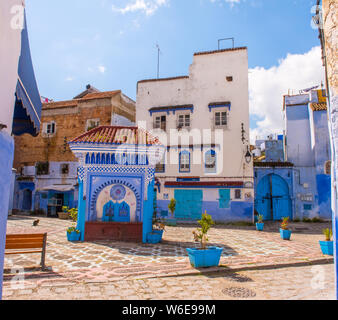 Fontana pubblica di Plaza El Hauta, quadrato nella medina di Chefchaouen, Marocco Foto Stock