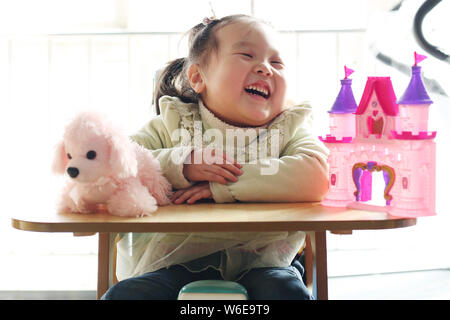 5-year-old 'spugna girl' Lele diagnosticato con atrofia muscolare spinale (SMA), un raro disturbo neuromuscolare e che spesso portano a una morte precoce, gioca con Foto Stock