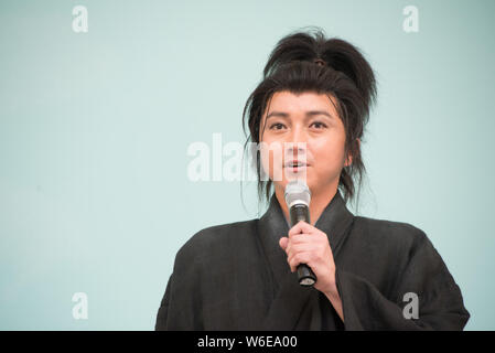 Attore giapponese Tatsuya Fujiwara partecipa ad un evento di Premiere per spettacolo teatrale "usashi' in Cina a Shanghai, 28 marzo 2018. Foto Stock