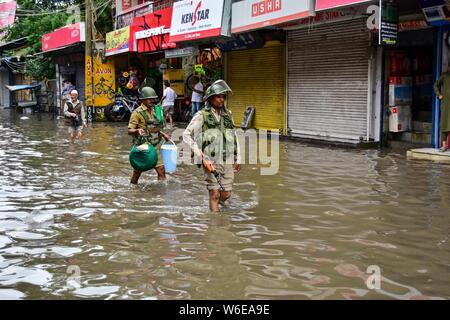 Srinagar, India. 01 Ago, 2019. Di paramilitari troopers wade dopo le pesanti piogge di Srinagar.piogge causate acqua-logging in molte aree di Srinagar esponendo il povero sistema di drenaggio della città. Il servizio meteo ha predetto pioggia pesante per i prossimi giorni in tutta la regione. Credito: SOPA Immagini limitata/Alamy Live News Foto Stock