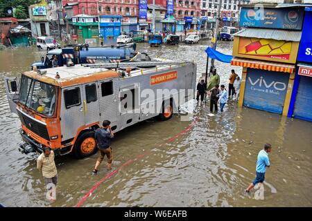 Srinagar, India. 01 Ago, 2019. Residenti wade dopo le pesanti piogge di Srinagar.piogge causate acqua-logging in molte aree di Srinagar esponendo il povero sistema di drenaggio della città. Il servizio meteo ha predetto pioggia pesante per i prossimi giorni in tutta la regione. Credito: SOPA Immagini limitata/Alamy Live News Foto Stock