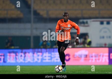 Calcio ecuadoriana player Jaime Ayovi di Pechino Renhe dribbling la sfera contro Pechino Guoan Sinobo nel loro quarto round corrispondere durante il 2018 Chi Foto Stock