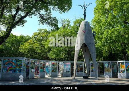 Per i bambini il monumento di pace, nell'Hiroshima Peace Memorial Park, a Hiroshima in Giappone. Questo monumento fu costruito per commemorare Sadako Sasaki. Foto Stock