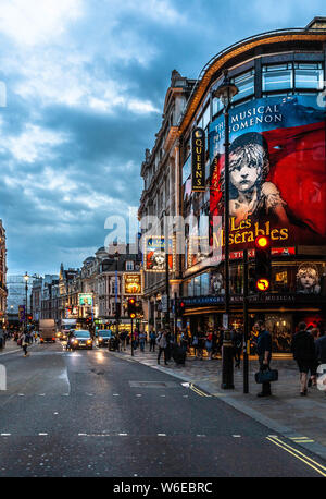 Il West End theatre district al crepuscolo, Shaftesbury Avenue, Londra City of Westminster, W1, Inghilterra, Regno Unito. Foto Stock