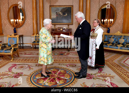 Queen Elizabeth II incontra Ambasciatore di Norvegia Wegger Strommen durante una udienza privata a Buckingham Palace a Londra centrale. Foto Stock