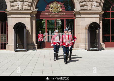 SOFIA, BULGARIA - 1 Maggio 2018: modifica delle protezioni presso la Presidenza edificio. L'ingresso principale della Presidenza è presidiata da soldati vestiti nel XIX Foto Stock