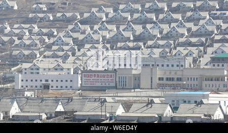 Migliaia di ville costruite per i dipendenti che hanno lavorato presso la miniera di Hyesan, una delle più grandi miniere di argento, sono schierate in provincia Ryanggang, Nord Kor Foto Stock