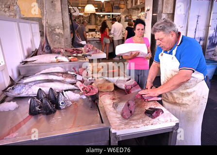 Vecchio Mercato di Ortigia, Siracusa Sicilia pescivendolo trinciatura di tonno. Foto Stock