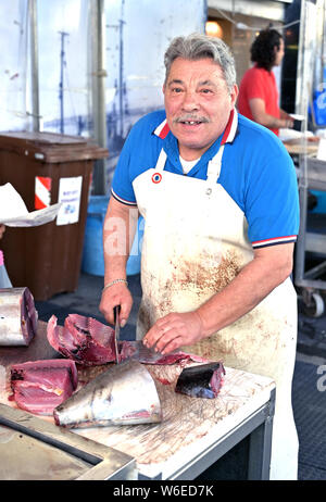 Vecchio Mercato di Ortigia, Siracusa Sicilia pescivendolo trinciatura di tonno. Foto Stock