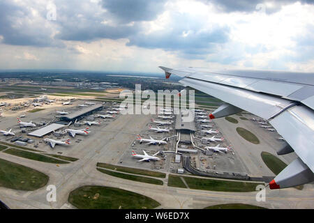 London, Regno Unito - 20 Maggio 2019: Londra Heathrow Terminal 5, la casa di British Airways. Guardando verso il basso sulla piste e baie di BA piani. Lo sciopero Foto Stock