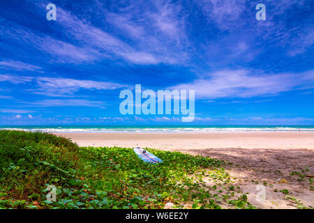 Seascape e il cielo in una giornata di sole è un giorno perfetto per rilassarsi. Foto Stock