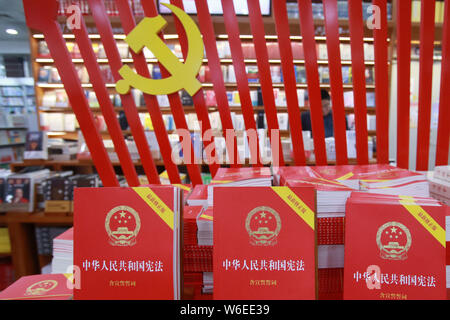 Libri di della Cina di costituzione modificata sono in mostra in una libreria di Wangfujing strade dello shopping a Pechino in Cina, 13 marzo 2018. Della Cina di Constit Foto Stock