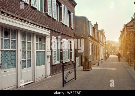 Sunrise nel vecchio Etretat, resort costiero città del canale in lingua inglese. La Normandia. La Francia. Foto Stock