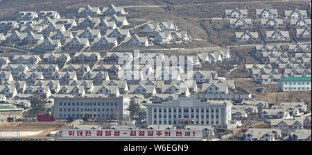 Migliaia di ville costruite per i dipendenti che hanno lavorato presso la miniera di Hyesan, una delle più grandi miniere di argento, sono schierate in provincia Ryanggang, Nord Kor Foto Stock