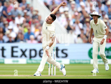 L'Inghilterra del James Anderson bocce durante il giorno una delle ceneri Test match a Edgbaston, Birmingham. Foto Stock