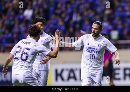 Dejan Damjanovic, a destra della Corea del Sud, Suwon Samsung BlueWings FC celebra con il suo compagno di squadra Yeom Ki-hun dopo un goal contro la Cina del Sha Foto Stock