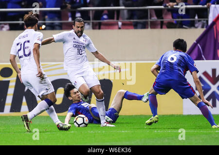 Dejan Damjanovic della Corea del Sud, Suwon Samsung BlueWings FC sfida i giocatori di cinese di Shanghai Groenlandia Shenhua FC in un gruppo H corrispondere durante il Foto Stock