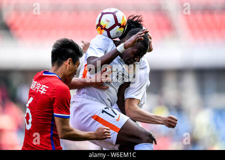 Calcio ecuadoriana player Jaime Ayovi, superiore di Pechino Renhe capi la palla per effettuare un sorpasso ai danni di un giocatore di Chongqing SWM nel loro primo round mat Foto Stock