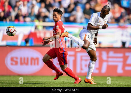 Calcio ecuadoriana player Jaime Ayovi, destro di Pechino Renhe calci la palla per effettuare un sorpasso ai danni di un giocatore di Chongqing SWM nel loro primo round m Foto Stock