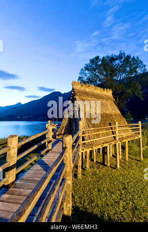 Palafitta dell età del bronzo (ricostruzione) presso il Museo delle Palafitte del Lago di Ledro. Molina di Ledro, provincia di Trento, Trentino, Italy. Foto Stock