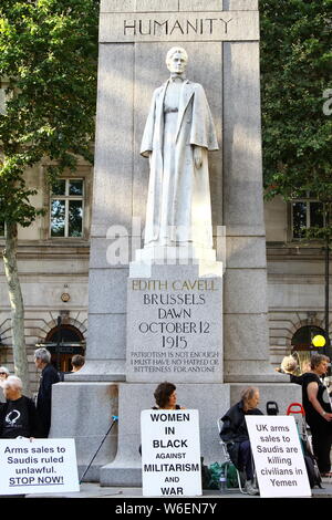 Le Donne in nero contro il militarismo e la guerra protesta contro l'Edith Cavell statua dell umanità a Saint Martins PLACE, Londra, Regno Unito il 31 luglio 2019. Nel Regno Unito le vendite di armi stanno uccidendo i civili in YEMAN. La vendita di armi in Arabia Saudita ha dichiarato illegale da parte della Corte di appello. Corti Inglesi. I tribunali britannici. Protesta umanitario. Foto Stock