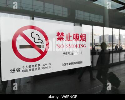 --FILE--Vista di un Vietato fumare negli spazi pubblici di Shanghai, Cina, 4 marzo 2017. Le autorità di Shanghai hanno lanciato un progetto pilota per estendere Foto Stock