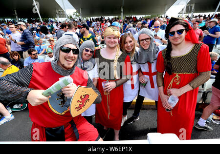 Tifosi inglesi in costume durante il giorno una delle ceneri Test match a Edgbaston, Birmingham. Foto Stock