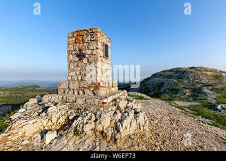 Il monte Ortigara: il monumento di pietra e l'impero austro-ungarico trincee della Grande Guerra. Altopiano di Asiago, provincia di Vicenza, Veneto, Italia, Europa. Foto Stock