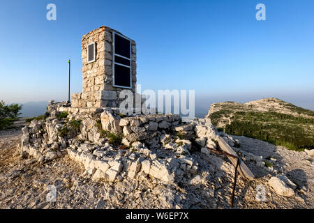 Il monte Ortigara: il monumento di pietra e l'impero austro-ungarico trincee della Grande Guerra. Altopiano di Asiago, provincia di Vicenza, Veneto, Italia, Europa. Foto Stock