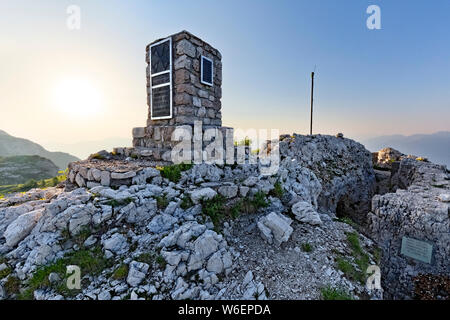 Il monte Ortigara: il monumento di pietra e l'impero austro-ungarico trincee della Grande Guerra. Altopiano di Asiago, provincia di Vicenza, Veneto, Italia, Europa. Foto Stock