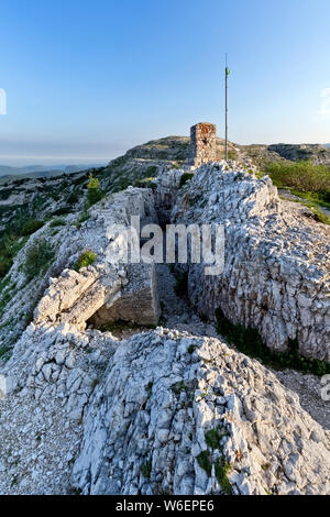 Il monte Ortigara: il monumento di pietra e l'impero austro-ungarico trincee della Grande Guerra. Altopiano di Asiago, provincia di Vicenza, Veneto, Italia, Europa. Foto Stock