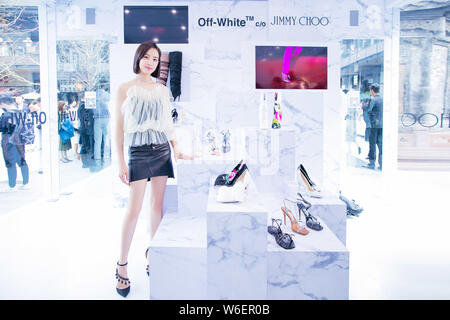 In questo handout picture, Cinese cantante e attrice Victoria canzone o una canzone Qian partecipa alla cerimonia di apertura per Off-White x Jimmy Choo store in Chengd Foto Stock