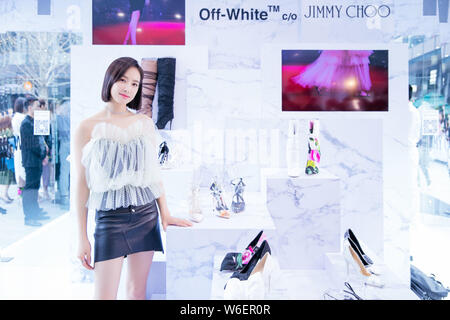 In questo handout picture, Cinese cantante e attrice Victoria canzone o una canzone Qian partecipa alla cerimonia di apertura per Off-White x Jimmy Choo store in Chengd Foto Stock