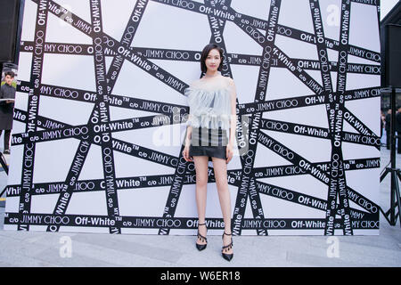 In questo handout picture, Cinese cantante e attrice Victoria canzone o una canzone Qian partecipa alla cerimonia di apertura per Off-White x Jimmy Choo store in Chengd Foto Stock