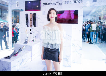 In questo handout picture, Cinese cantante e attrice Victoria canzone o una canzone Qian partecipa alla cerimonia di apertura per Off-White x Jimmy Choo store in Chengd Foto Stock