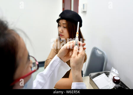 Donna cinese Qiu Qiong, che è il primo destinatario di vaccino ad essere inoculato con un quadrivalente virus del papilloma umano (HPV) vaccino contro la vertebra cervicale Foto Stock