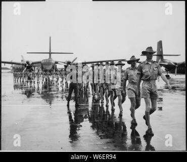 Un contingente della Royal Australian Air Force arriva a Tan Son Nhut Airport, a Saigon, a lavorare con il Vietnam del Sud e Stati Uniti Forze Aeree nel trasporto di soldati e materiali di consumo per aree di combattimento nel sud Viet-nam., 08/10/1964; Note Generali: Utilizzo di guerra e di conflitto numero 393 quando si ordina una riproduzione o la richiesta di informazioni su questa immagine. Foto Stock