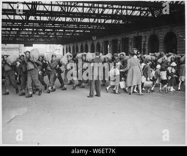 Una scena a un alla stazione ferroviaria di Londra che mostra le truppe in arrivo mentre kiddies che sono stati evacuati da Londra per lasciare la zona della reception. New York Times Paris Bureau collezione.; Foto scattata a cabina Road, la stazione di Waterloo, Londra, Inghilterra. Note Generali: Utilizzo di guerra e di conflitto numero 1013 quando si ordina una riproduzione o la richiesta di informazioni su questa immagine. Questa immagine è parte del New York Times Paris Bureau collezione. Foto Stock