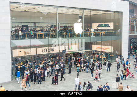 --FILE--i clienti in coda davanti a un negozio Apple Store nella città di Chengdu, a sud-ovest della Cina di provincia di Sichuan, 5 novembre 2017. Finestra di dialogo, di semiconduttore W Foto Stock