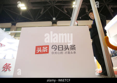 --FILE--Vista della gabbia di cinesi contenuti di media sociali platform Toutiao.com durante una mostra a Pechino in Cina, 25 gennaio 2018. La compan Foto Stock