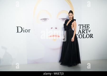 Modello americano Bella Hadid arriva per il 'Dior, Arte di Colore' mostra a Shanghai, in Cina, 21 marzo 2018. Foto Stock