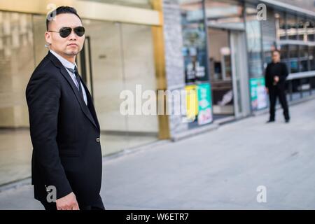 --FILE--34-anno-vecchio uomo cinese Wang Haichun dalla provincia dello Jiangsu di Yancheng city chi stabilisce una azienda di sicurezza privata pone per le foto in Hang Foto Stock