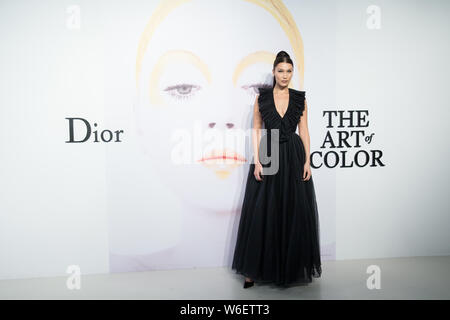 Modello americano Bella Hadid arriva per il 'Dior, Arte di Colore' mostra a Shanghai, in Cina, 21 marzo 2018. Foto Stock