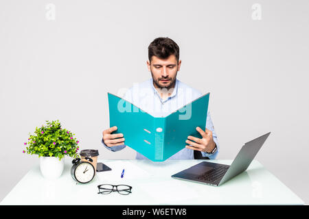 Happy businessman tenendo la cartella con i documenti e sorridente in ufficio Foto Stock